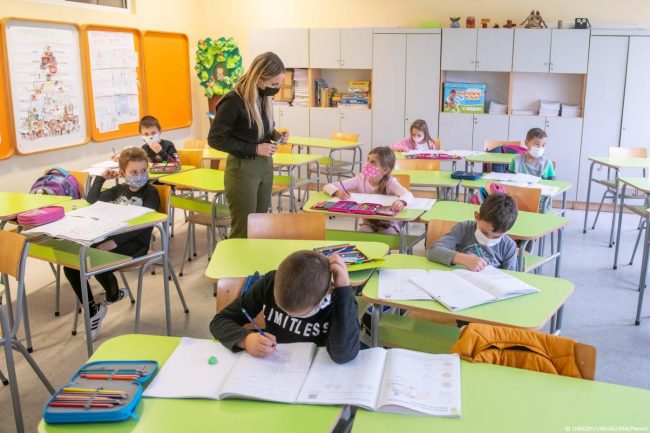DSÖ ve UNICEF, Avrupa ve Orta Asya’daki tüm okulların açık kalmasını istiyor.